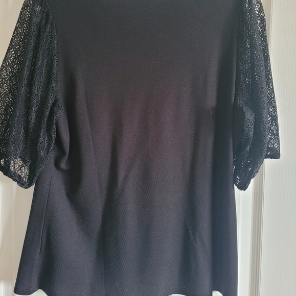 Black top with lace sleeve - Picture 2 of 4